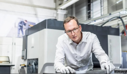 Alexander Enke, Anwendungstechniker und Vertriebsverantworticher für das Richt- und Entgratzentrum, prüft die Bearbeitung