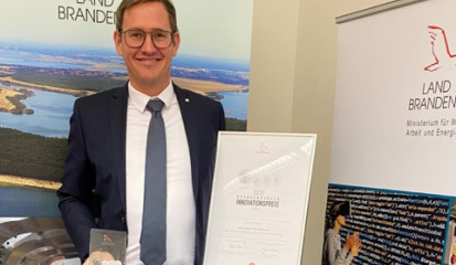 Geschäftsführer der Kjellberg-Holding Dr. Michael Schnick hält stolz den Preis in seinen Händen. ©Foto: Kjellberg Finsterwalde