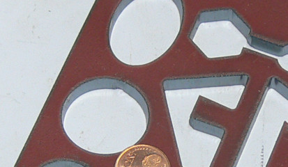 Zuschnitt mit vielen kleinen Ausschnitten in 8mm Normalstahl mit geprimerter Oberfläche