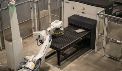 Jede Menge Hightech: Der Roboter legt selbständig die zu verarbeitenden Teile auf, sodass die Arbeitsprozesse vollständig automatisiert ablaufen