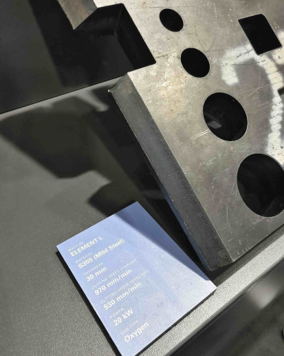 Messer Cutting: 30 mm S355 mit Faserlaser ELEMENT L 20kW geschnitten