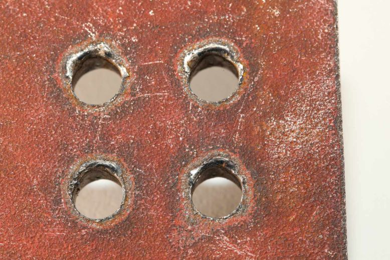 Der Einfluss der Hitze beim Plasmaschneiden ist an den Lochrändern gut zu erkennen. Sie gibt Aufschluss über die starke Hitzeeinwirkung des Plasmastrahls.
