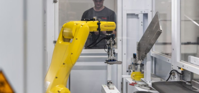 Mitarbeiter überwachen und kontrollieren die Prozesse bei der Fertigung mit der automatisierten Biegemaschine