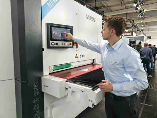 EuroBlech2026: Matthias Eiers, Lissmac beim Einichten der SMD3 - EVO Entgratungsanlage