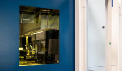 Lasersichere Scheiben lassen sich meistens an ihrer grünen Färbung erkennen.