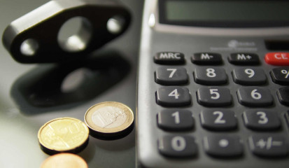 Mit welchem Verfahren kann man Geld verdienen - Taschenrechner mit Münzen und Zuschnittteil, Plasmateil