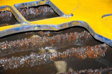 Abgenutzte und verschmutzte Materialstreben eines Plasmaschneidtisches