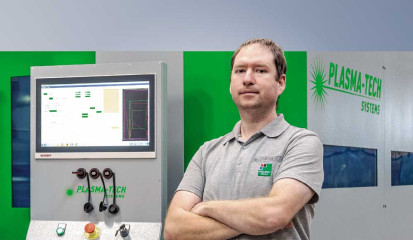 János Imrei, Serviceleiter von Plasma-Tech Systems, vor der Faserlaser-Schneidmaschine PTL 4001