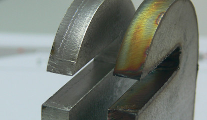 Zwei Verbinderplatten aus Edelstahl 10 mm dick, rechts mit Laser, links mit Plasma geschnitten