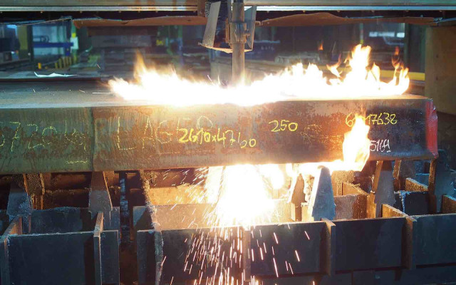 Brennschneiden in 250 mm Blechtafel: Brennschnitte besitzen nach dem Schneiden einen Schlackebart