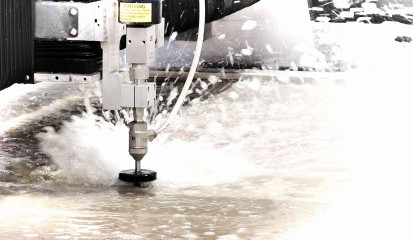 Wasserstrahlschneidkopf beim Schneiden im Wasserbett