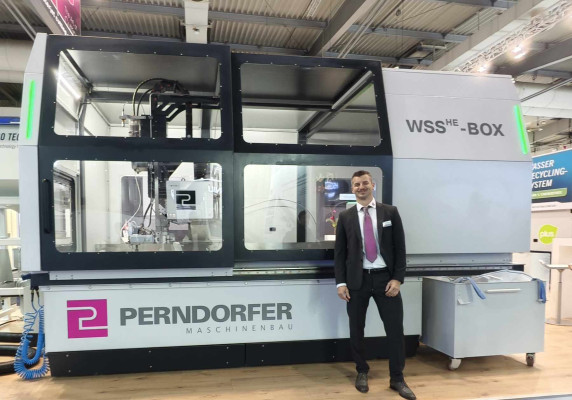Ewald Perndorfer präsentiert die neue WSS-Box Wasserstrahlschneidanlage mit Einhausung