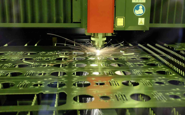 Faserlaser mit 8 kW beim Lochstechen in Edelstahl 2 mm dick