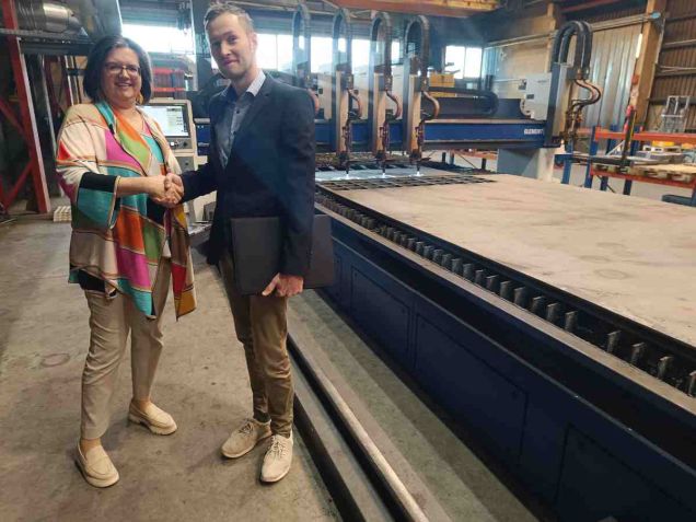 Christine Wagner, Geschäftsführerin der Alfred Wagner Stahl Technik & Zuschnitt GmbH (rechts) und Gerhard Wimmer, Leiter Messer Cutting Systems Österreich, neben der neuen ELEMENT. © Wagner Stahl