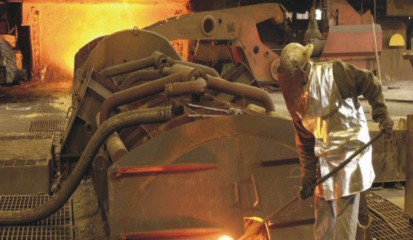 Probenahme vor einem Hochofen der Arcelor Mittal Bremen