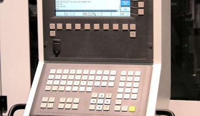 CNC-Steuerung mit dem Programmierplatz vernetzt empfängt fertige CAM-Programme über den Postprozessor