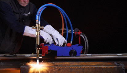 Mit der Secator 2, die neue portable und flexible Handschneidmaschine von Messer Cutting Systems, ist Autogen- und Plasmaschneiden sowie MIG/MAG-Schweißen möglich.  Foto: Messer Cutting Systems