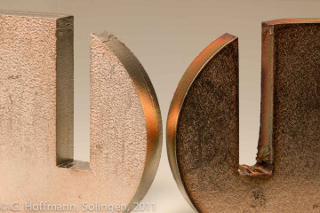 10 mm VA-Edelstahlteil: rechts Laserteil (mit CO2-Laser), links Plasmateil (HyDefinition-Schnitt mit Argon/Wasserstoff)