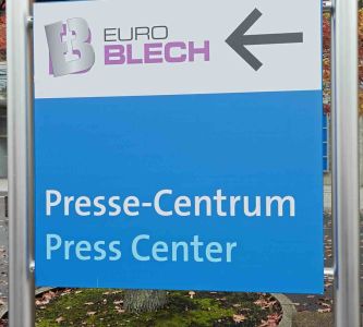 Wegweiser auf der EuroBlech zur Presse