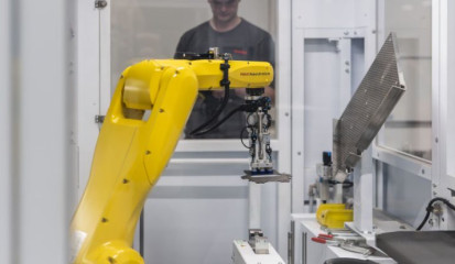 Mitarbeiter überwachen und kontrollieren die Prozesse bei der Fertigung mit der automatisierten Biegemaschine