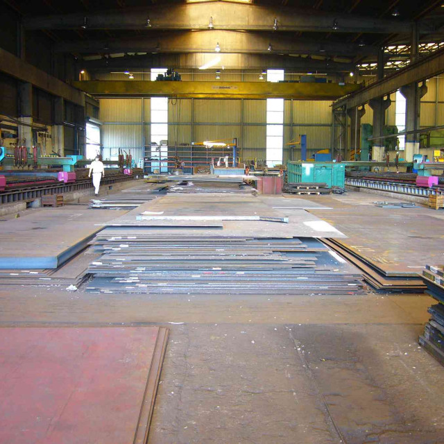 Plasmaschneiden in rauer Umgebung und offenen Hallen und großen Blechtafeln mit rostigen Oberflächen