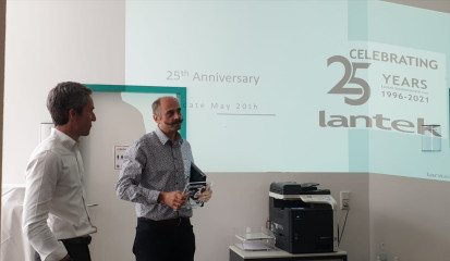 Geburtstagsbesuch (von links): Lantek-CEO Alberto López de Biñaspre mit Christoph Lenhard, Vertriebsleiter Lantek Deutschland.