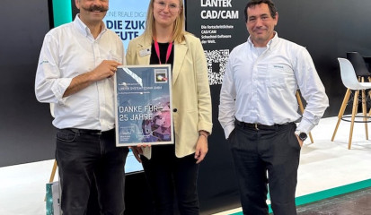Für die 25-jährige Treue von Lantek zur Schweißen & Schneiden dankte Bea Hundertmark von der Messe Essen überreicht Christoph Lenhard (l.) und Miguel Ilzarbe von Lantek die Urkunde für 25 Jahre Messeteilnahme.