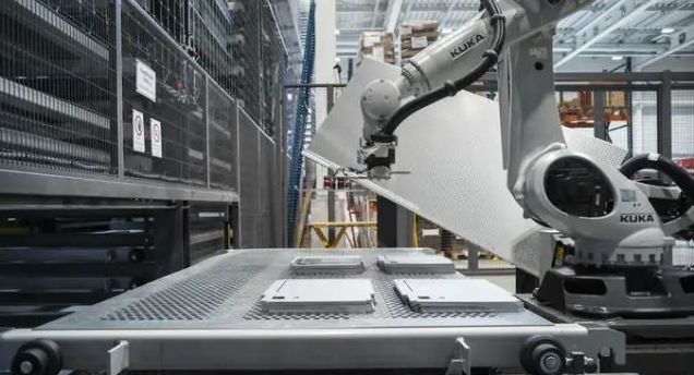 Der Kuka Roboter holt die Bleche selbständig aus dem Hochregellager