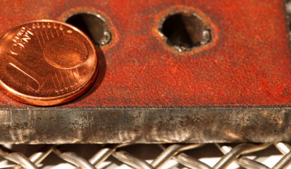 Loch mit 7 mm Durchmesser in 8 mm Stahl mit Plasma geschnitten