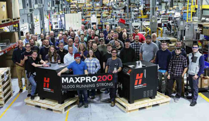 Das Hypertherm Team freut sich über die Montage der 10.000sten Hypertherm  MAXPRO200®-Anlage