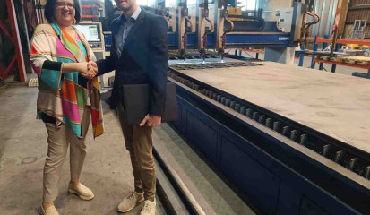 Christine Wagner, Geschäftsführerin der Alfred Wagner Stahl Technik & Zuschnitt GmbH (rechts) und Gerhard Wimmer, Leiter Messer Cutting Systems Österreich, neben der neuen ELEMENT. © Wagner Stahl