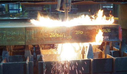 Zuschnitt in 250 mm dicken Stahl mit dem Autogenbrenner und einem Flammenmeer