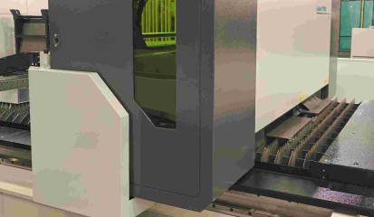 Mitfahrende Laser-Portalbrücke für große Schneidaufgaben