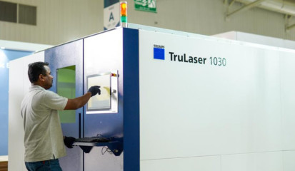 Ein Techniker von TRUMPF programmiert eine Laserschneidanlage