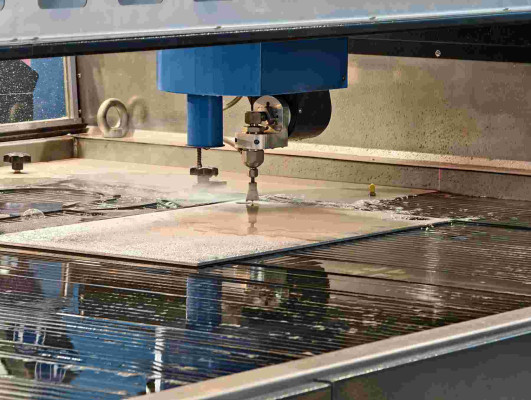 Beispielbild: Uhde High Pressure: Wasserstrahlschneidanlage beim Zuschnitt in Stahl