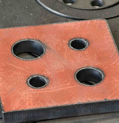 Schnittmuster mit ESAB und Square-Cut Technologie mit Plasma erzeugt: Saubere Löcher auf der Rückseite