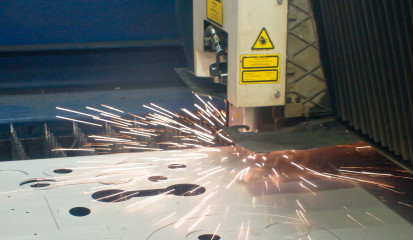 CO2-Laser beim Einstechen in Blechtafel 3 mm dick