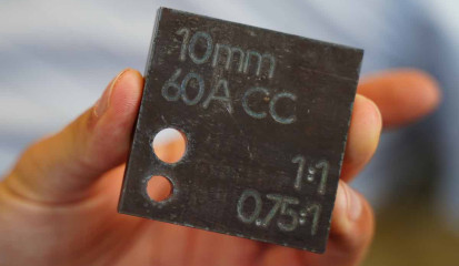 Schnittmuster 10mm dicker Baustahl, geschnitten mit Kjellberg Q3000. Besonderheit: Loch mit 0,75:1