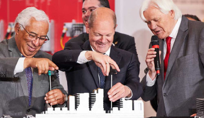 Hans Beckhoff, Bundeskanzler Olaf Scholz und Portugals Premierminister António Costa