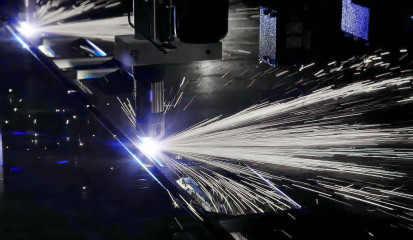 Plasmaschneiden mit Hypertherm HPR260 Doppel-Plasmabrenner: Anlage beim Lochstechen mit Funkenregen
